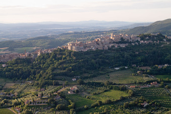 Vue oblique de Montepulciano dans le département Siena, Italie