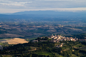 Vue aérienne de Vieille ville et centre-ville en Toscane. Montepulciano et les collines argileuses de Valiano, Abbadia di Montepulciano, Sant'Albino, Argiano, San Gavino et Gracciano en bordure de la plaine sont la région viticole du noble vin de Montepulciano à Montepulciano dans le département Siena, Italie