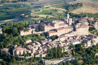 Montepulciano dans le département Siena, Italie vue d'en haut