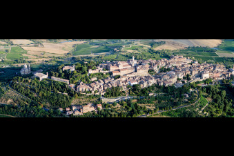 Montepulciano dans le département Siena, Italie depuis l'avion