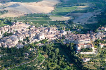 Vue d'oiseau de Montepulciano dans le département Siena, Italie