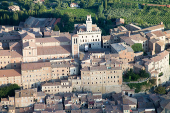 Montepulciano dans le département Siena, Italie vue du ciel