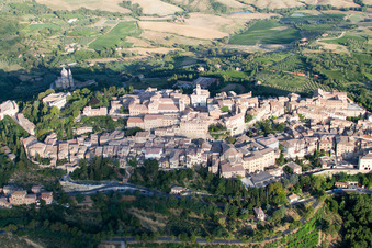 Enregistrement par drone de Montepulciano dans le département Siena, Italie