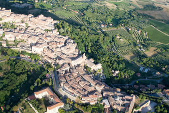 Image drone de Montepulciano dans le département Siena, Italie