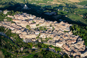 Vue aérienne de Vue des rues et des maisons dans les quartiers résidentiels à Montepulciano dans le département Siena, Italie