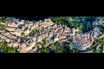 Montepulciano dans le département Siena, Italie du point de vue du drone