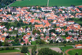 Vue aérienne de Bahnhofstrasse vue du sud à Steinfeld dans le département Rhénanie-Palatinat, Allemagne