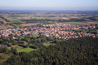 Vue aérienne de Vue sur le village à le quartier Schaidt in Wörth am Rhein dans le département Rhénanie-Palatinat, Allemagne