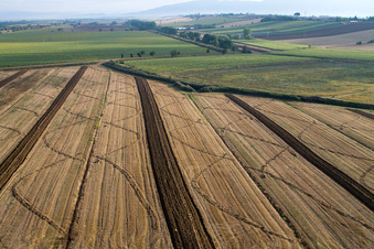 Vue aérienne de Structures de champs de céréales récoltés Paysage sur un champ de céréales à Anatraia à Castiglion Fiorentino dans le département Arezzo, Italie
