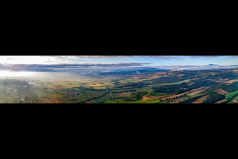 Vue aérienne de Panorama du lever du soleil sur le paysage avec des pilotes de parapentes à Sinalunga dans le département Siena, Italie