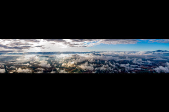 Vue aérienne de Panorama - perspective avec nuages des sommets dans le paysage rocheux et montagneux à Montepulciano dans le département Siena, Italie