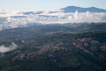 Vue oblique de Montalcino dans le département Siena, Italie