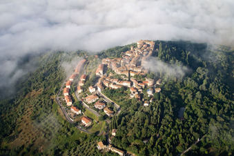 Vue oblique de Civitella Marittima dans le département Toscane, Italie