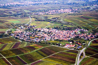 Vue aérienne de Village viticole sous le petit Kalmit du sud-ouest à Ilbesheim bei Landau dans le département Rhénanie-Palatinat, Allemagne