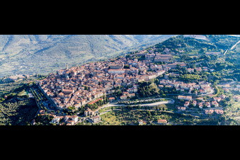 Vue aérienne de Quartier de la vieille ville et centre-ville à Cortona dans le département Arezzo, Italie