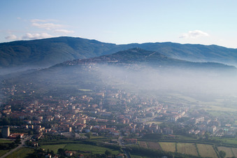 Camucia dans le département Toscane, Italie depuis l'avion