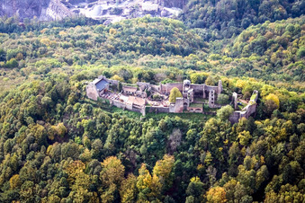 Vue aérienne de Ruines du château de Madenburg à la lisière de la forêt du Palatinat à Eschbach dans le département Rhénanie-Palatinat, Allemagne