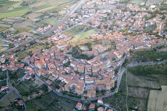 Castiglion Fiorentino dans le département Arezzo, Italie depuis l'avion