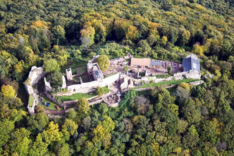 Vue oblique de Ruines du château de Madenburg à la lisière de la forêt du Palatinat à Eschbach dans le département Rhénanie-Palatinat, Allemagne