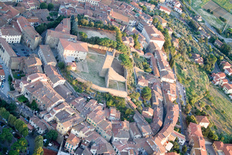Vue d'oiseau de Castiglion Fiorentino dans le département Arezzo, Italie