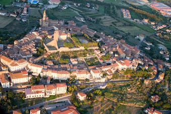 Castiglion Fiorentino dans le département Arezzo, Italie vue du ciel