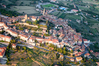 Enregistrement par drone de Castiglion Fiorentino dans le département Arezzo, Italie