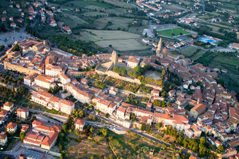 Image drone de Castiglion Fiorentino dans le département Arezzo, Italie