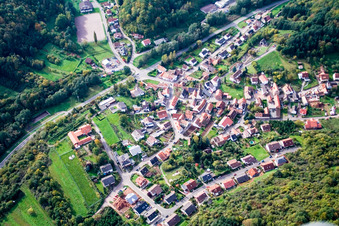 Vue aérienne de Village de la forêt du Palatinat vu de l'est à Waldhambach dans le département Rhénanie-Palatinat, Allemagne