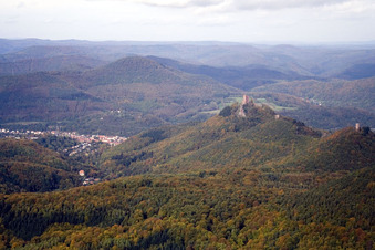 Vue d'oiseau de Château de Trifels à le quartier Bindersbach in Annweiler am Trifels dans le département Rhénanie-Palatinat, Allemagne