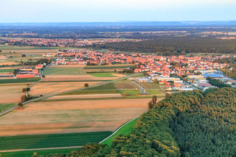 Vue aérienne de Vue du village depuis l'ouest à Hatzenbühl dans le département Rhénanie-Palatinat, Allemagne