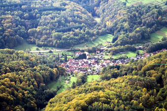 Vue aérienne de Vue du village dans le Klinbachtal depuis le nord-est à Münchweiler am Klingbach dans le département Rhénanie-Palatinat, Allemagne