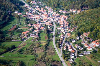 Vue aérienne de Village de la forêt du Palatinat vu de l'est à Waldrohrbach dans le département Rhénanie-Palatinat, Allemagne