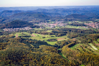 Vue aérienne de Vue sur le village à le quartier Gossersweiler in Gossersweiler-Stein dans le département Rhénanie-Palatinat, Allemagne
