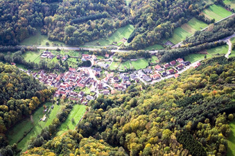 Vue aérienne de Vue du village dans le Klinbachtal depuis le nord-est à Münchweiler am Klingbach dans le département Rhénanie-Palatinat, Allemagne
