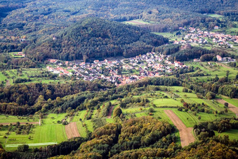 Vue aérienne de De l'est à le quartier Stein in Gossersweiler-Stein dans le département Rhénanie-Palatinat, Allemagne