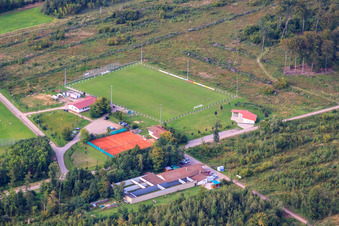 Vue aérienne de Stand de tir Steinweiler et terrain de football Steinweiler à Steinweiler dans le département Rhénanie-Palatinat, Allemagne