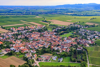 Vue aérienne de Vue du village depuis le nord-est à le quartier Mörzheim in Landau in der Pfalz dans le département Rhénanie-Palatinat, Allemagne