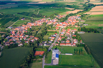 Vue aérienne de Vue du village depuis l'ouest à Dierbach dans le département Rhénanie-Palatinat, Allemagne