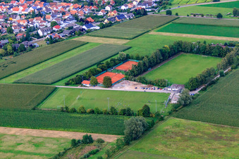 Vue aérienne de Terrains de sport du club de football SV 1946 Minfeld et du TC Minfeld à Minfeld dans le département Rhénanie-Palatinat, Allemagne