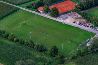 Photographie aérienne de Terrains de sport du club de football SV 1946 Minfeld et du TC Minfeld à Minfeld dans le département Rhénanie-Palatinat, Allemagne