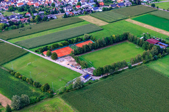 Vue oblique de Terrains de sport du club de football SV 1946 Minfeld et du TC Minfeld à Minfeld dans le département Rhénanie-Palatinat, Allemagne