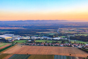 Vue aérienne de Vue du village depuis le sud à le quartier Minderslachen in Kandel dans le département Rhénanie-Palatinat, Allemagne