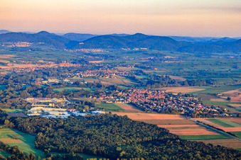 Vue aérienne de Vue de la zone industrielle et du village depuis l'est à Rohrbach dans le département Rhénanie-Palatinat, Allemagne