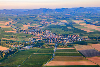 Vue aérienne de Vue du village depuis l'est à la sortie de l'A65 à Insheim dans le département Rhénanie-Palatinat, Allemagne