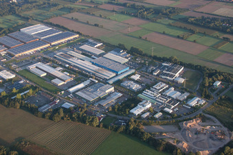 Vue aérienne de Zone industrielle de Landau-Ost, Alcan Aluminium-Presswerk Pfalz GmbH à Landau in der Pfalz dans le département Rhénanie-Palatinat, Allemagne