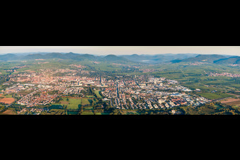 Photographie aérienne de Perspective panoramique de la zone urbaine avec ses périphéries et son centre-ville à le quartier Queichheim in Landau in der Pfalz dans le département Rhénanie-Palatinat, Allemagne
