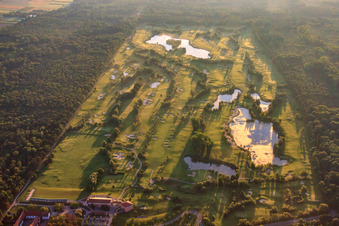 Vue aérienne de Club de golf Dreihof le matin à le quartier Dreihof in Essingen dans le département Rhénanie-Palatinat, Allemagne