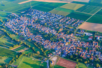 Vue aérienne de Vue du village depuis le sud à Essingen dans le département Rhénanie-Palatinat, Allemagne