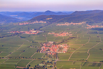 Vue aérienne de Vue de la ville depuis l'est En arrière-plan Flemlingen et Böchingen et la lisière de Haardt de la forêt du Palatinat dans la lumière du matin à Roschbach dans le département Rhénanie-Palatinat, Allemagne