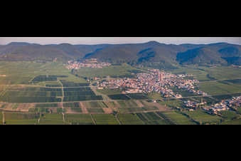 Maikammer dans le département Rhénanie-Palatinat, Allemagne du point de vue du drone